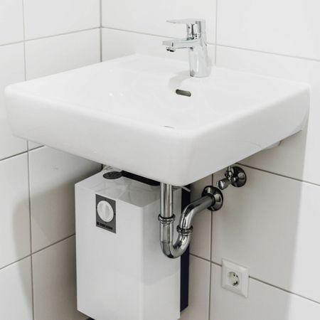 Badezimmer mit einem weißen Waschbecken