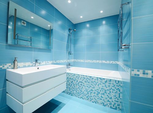 Blaues Badezimmer mit großen Waschbecken und Badewanne