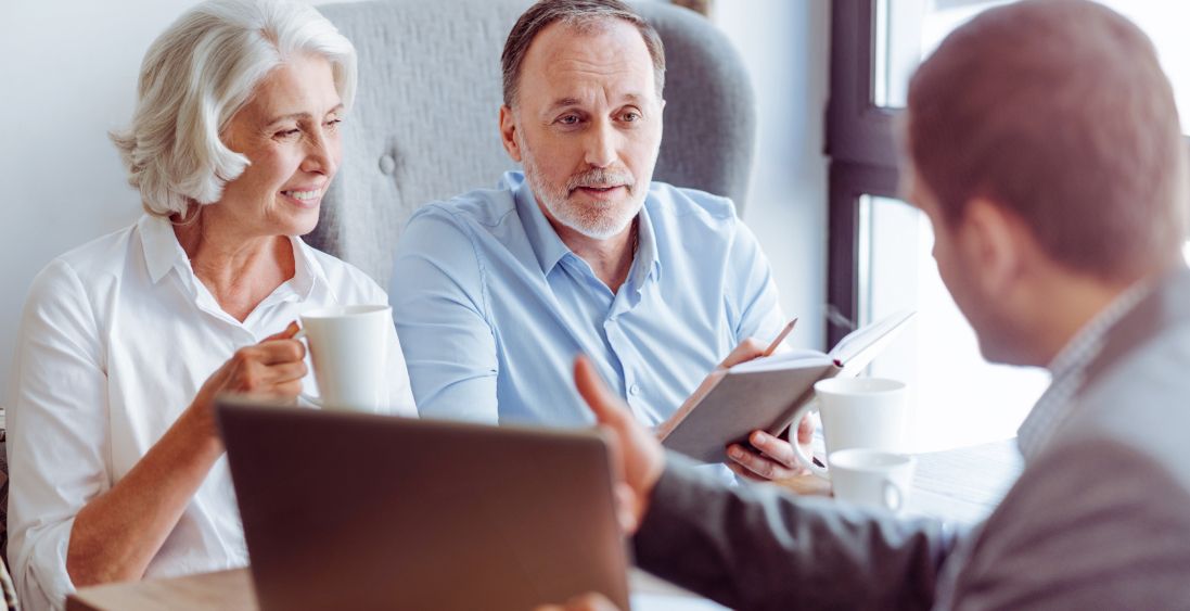 Persönliches Beratungsgespräch mit einem älteren Ehepaar