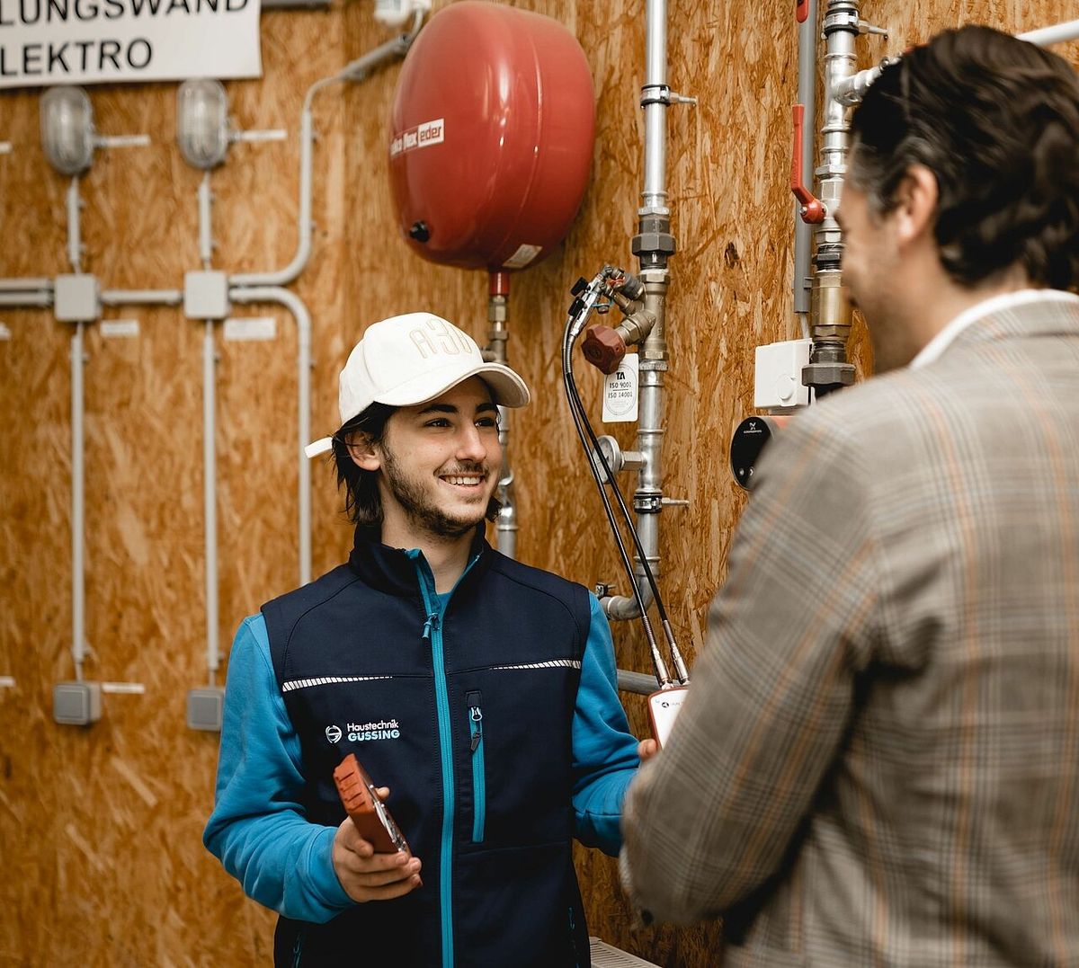 Mitarbeiter der Firma Haustechnik Güssing GmbH unterhalten sich