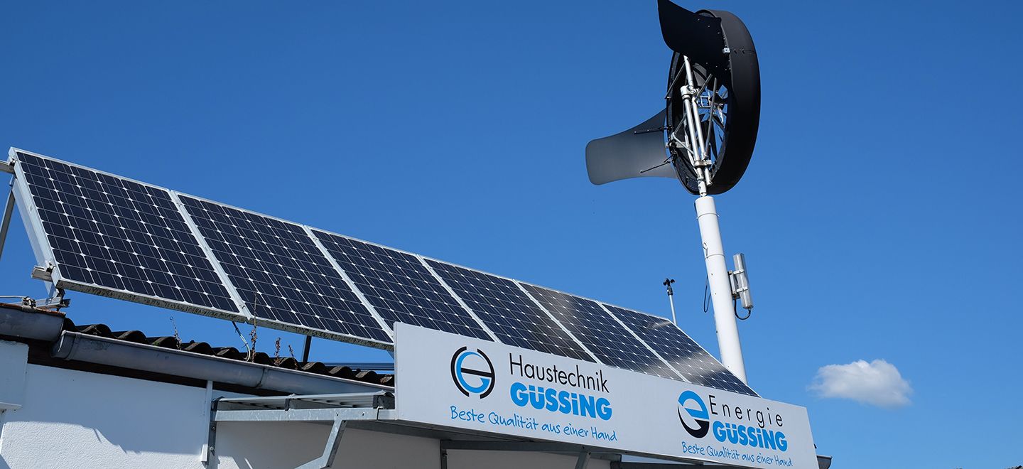 Auf einem Gebäude steht eine Windturbine, die mit Solarenergie betrieben wird und umweltfreundliche Energie erzeugt